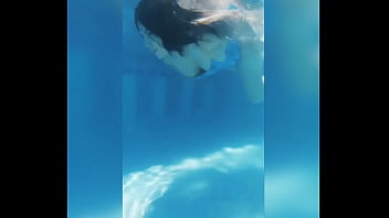 Sexy Lizbeth Rodríguez nadando